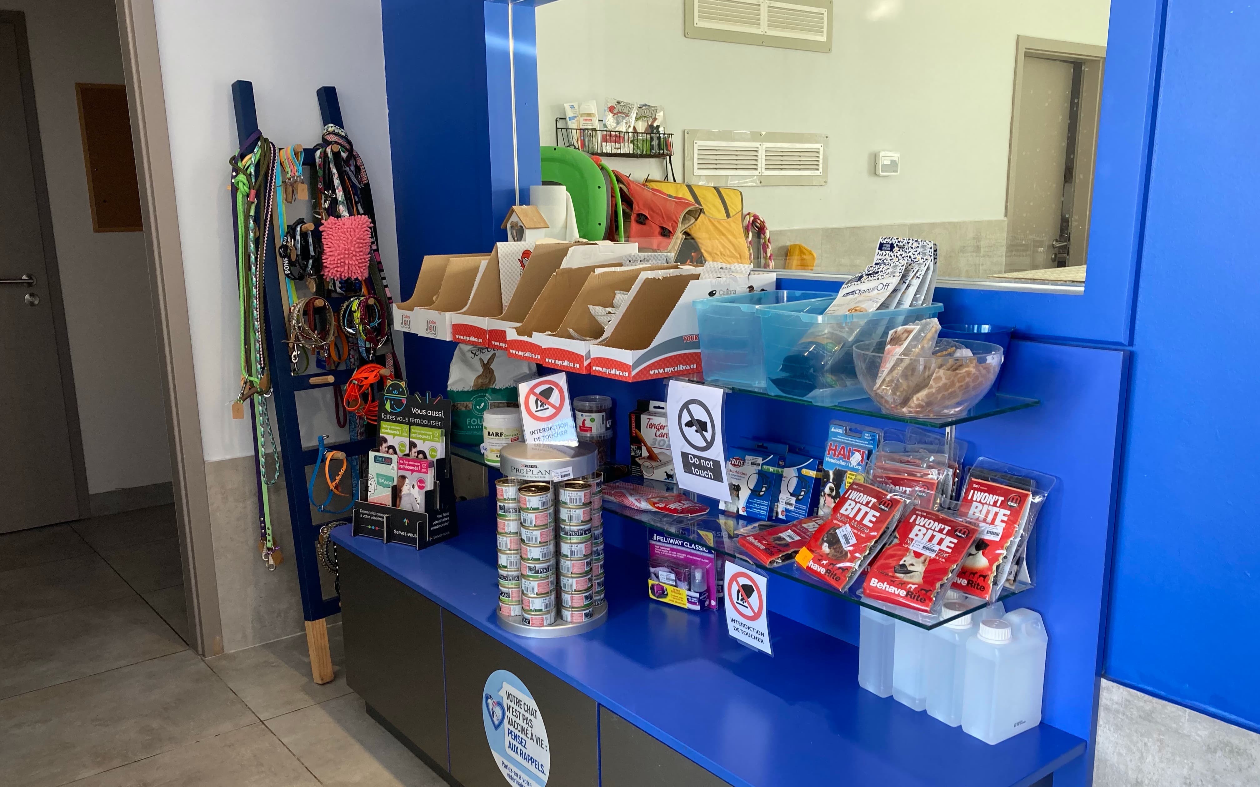 photo de la salle d'attente avec les objets en vente